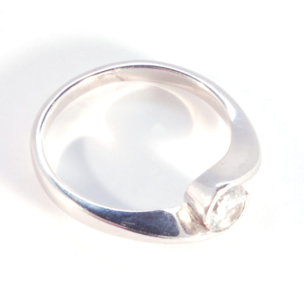 18 Carat  Crossover Single Stone Ring - Image 3