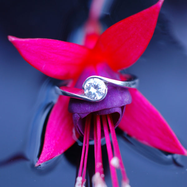 18 Carat  Crossover Single Stone Ring - Image 5