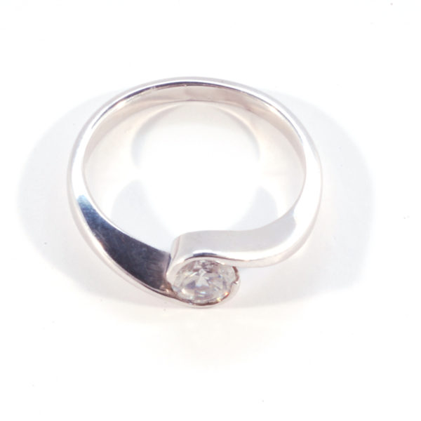 18 Carat  Crossover Single Stone Ring - Image 2