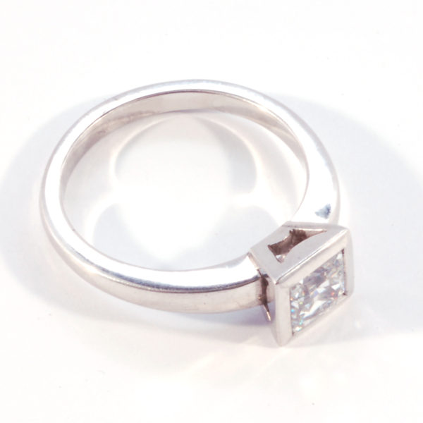 Platimum single stone princess cut diamond ring - Image 2