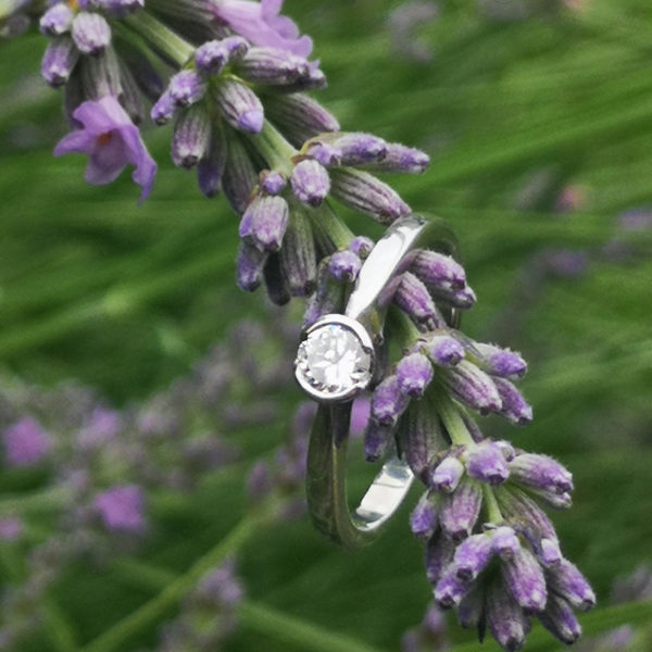9ct White Gold Diamond Set Ring - Image 4